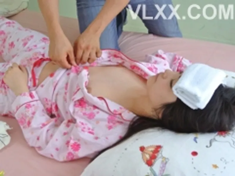 Anh ruột "chăm sóc" eny đang bệnh