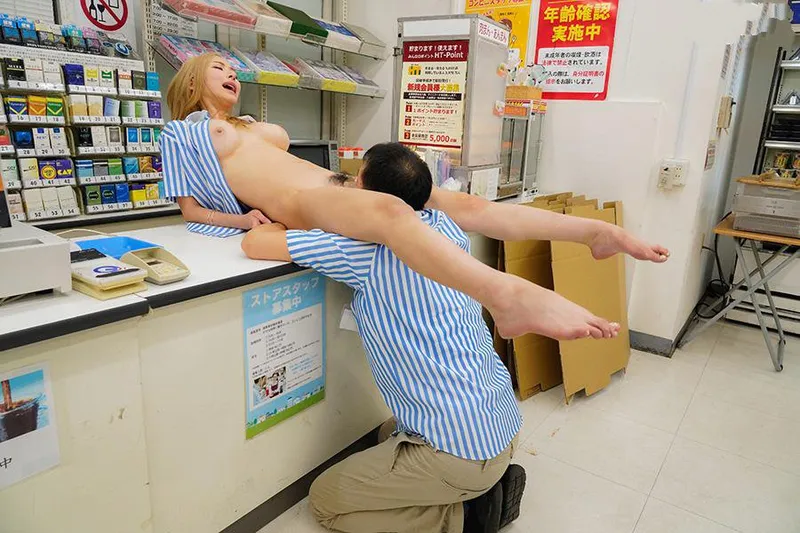 Anh cấp trên tống tình bé gái ngổ ngáo của chủ cửa cu tiện lợi
