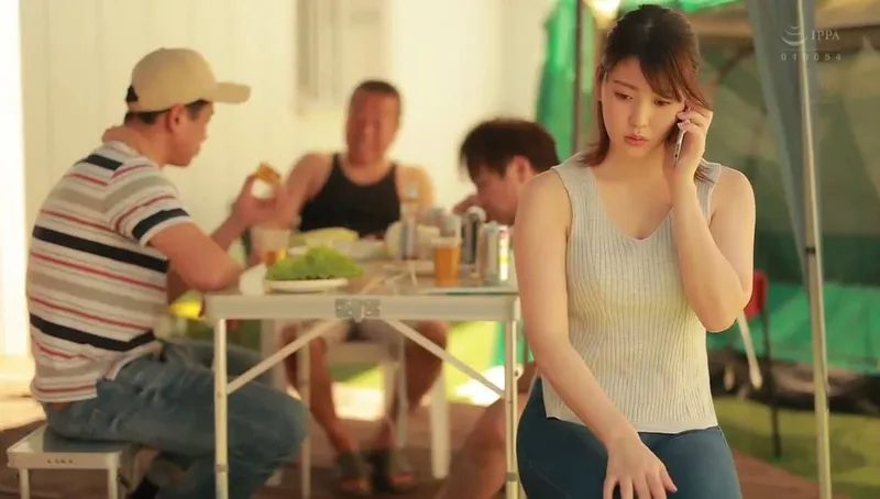 Chồng yêu khờ để cô vợ tham gia sự kiện cắm trại với mấy gã nhà cạnh bên và cái kết
