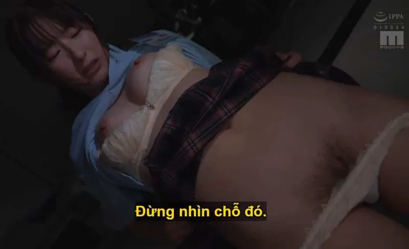 Ông chủ lập mưu "dạy dỗ" cô nhân viên kiêu căng lười nhác, suốt ngày mê mẩn chat chit với người yêu.